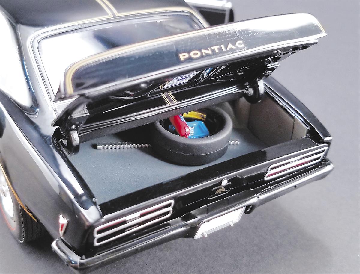 Summit Gifts A1805207 1:18 Scale 1967 Pontiac Firebird Diecast