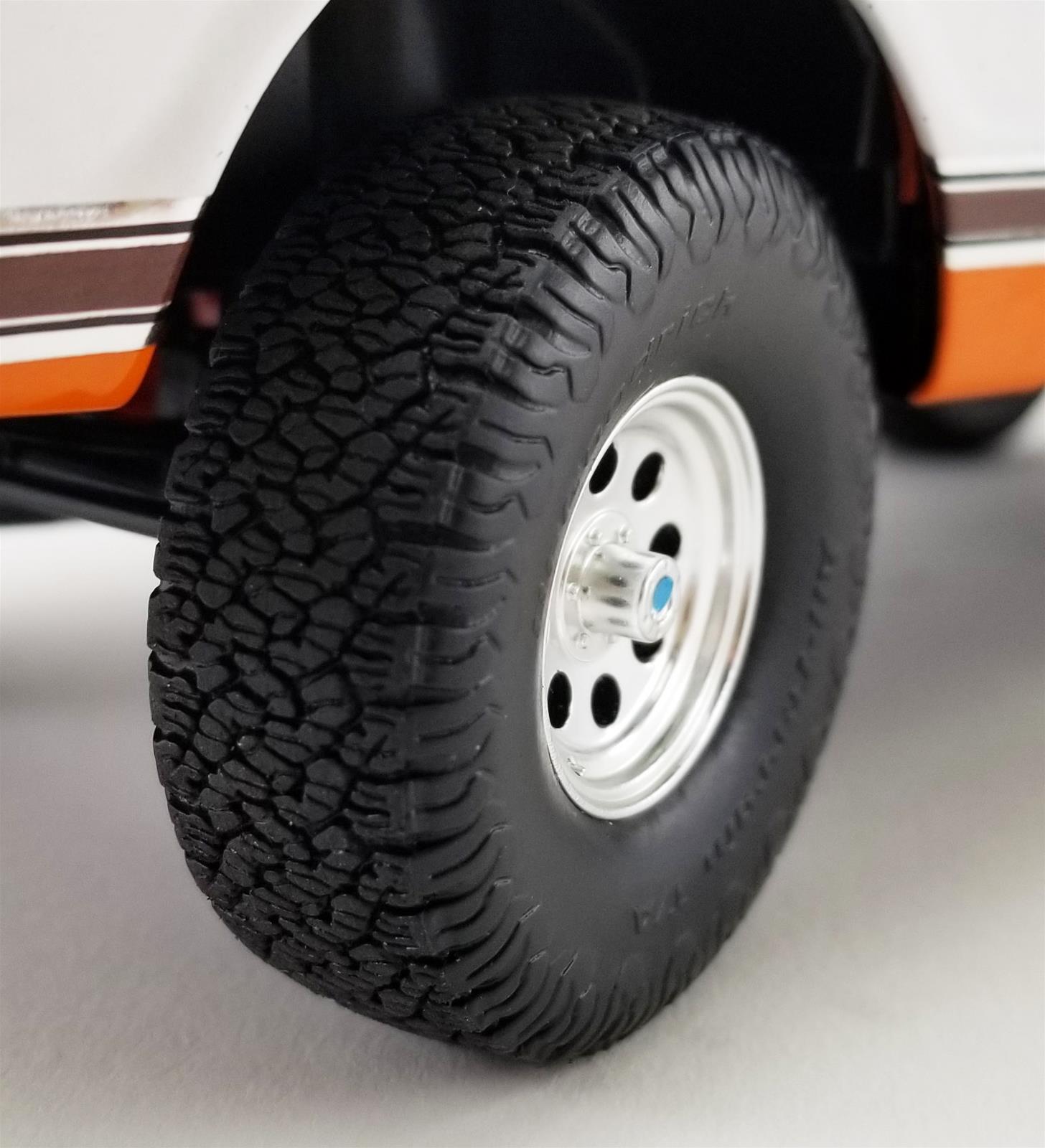 ACME DIECAST A1807213 1:18 Scale 1972 Chevrolet C-10 4x4 Lifted