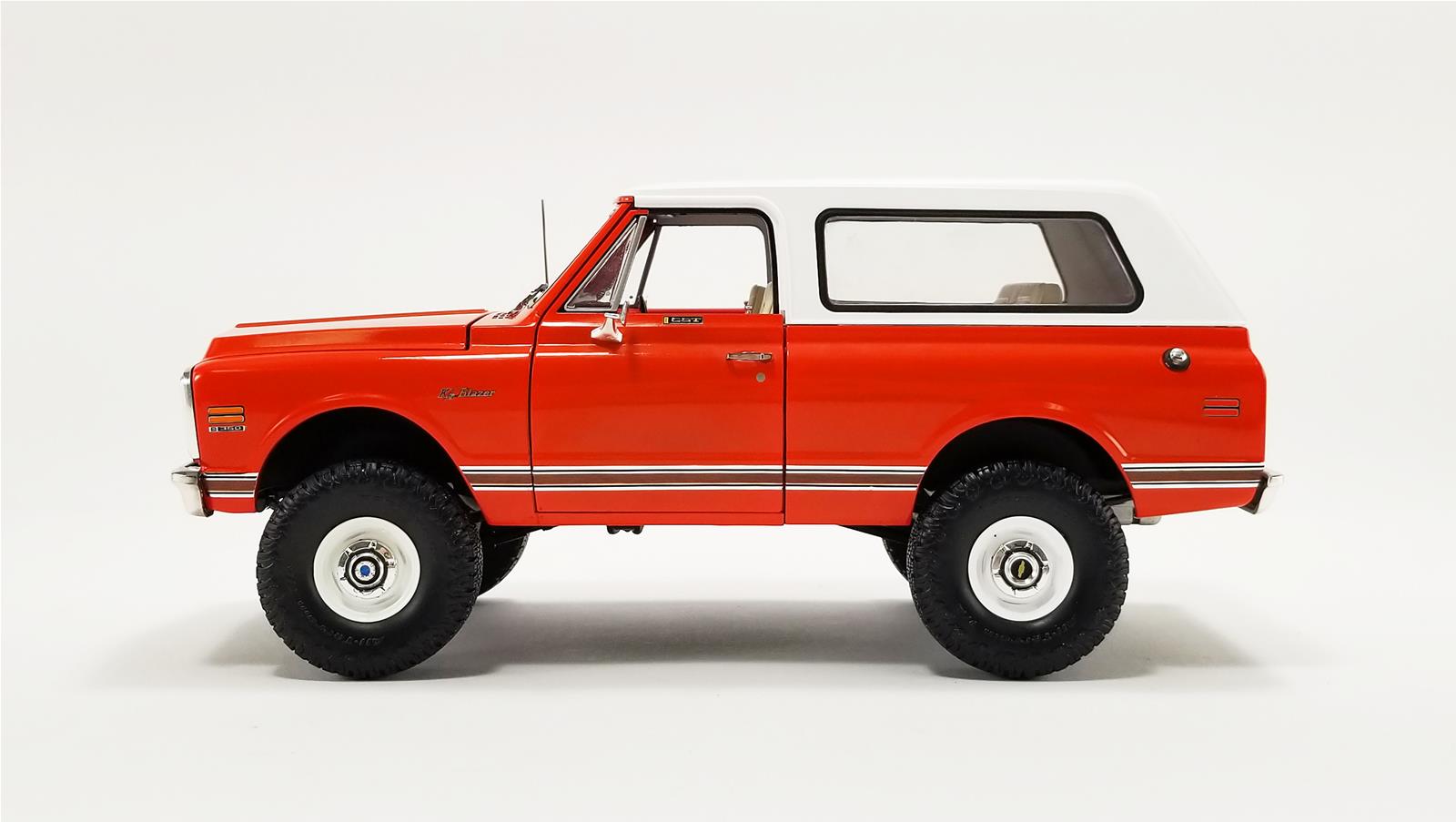 ACME DIECAST A1807711 1:18 Scale 1972 Chevrolet K5 Blazer Lifted