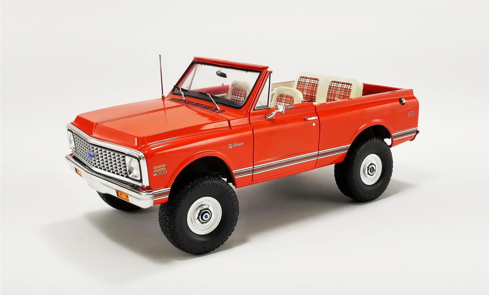 ACME DIECAST A1807711 1:18 Scale 1972 Chevrolet K5 Blazer Lifted