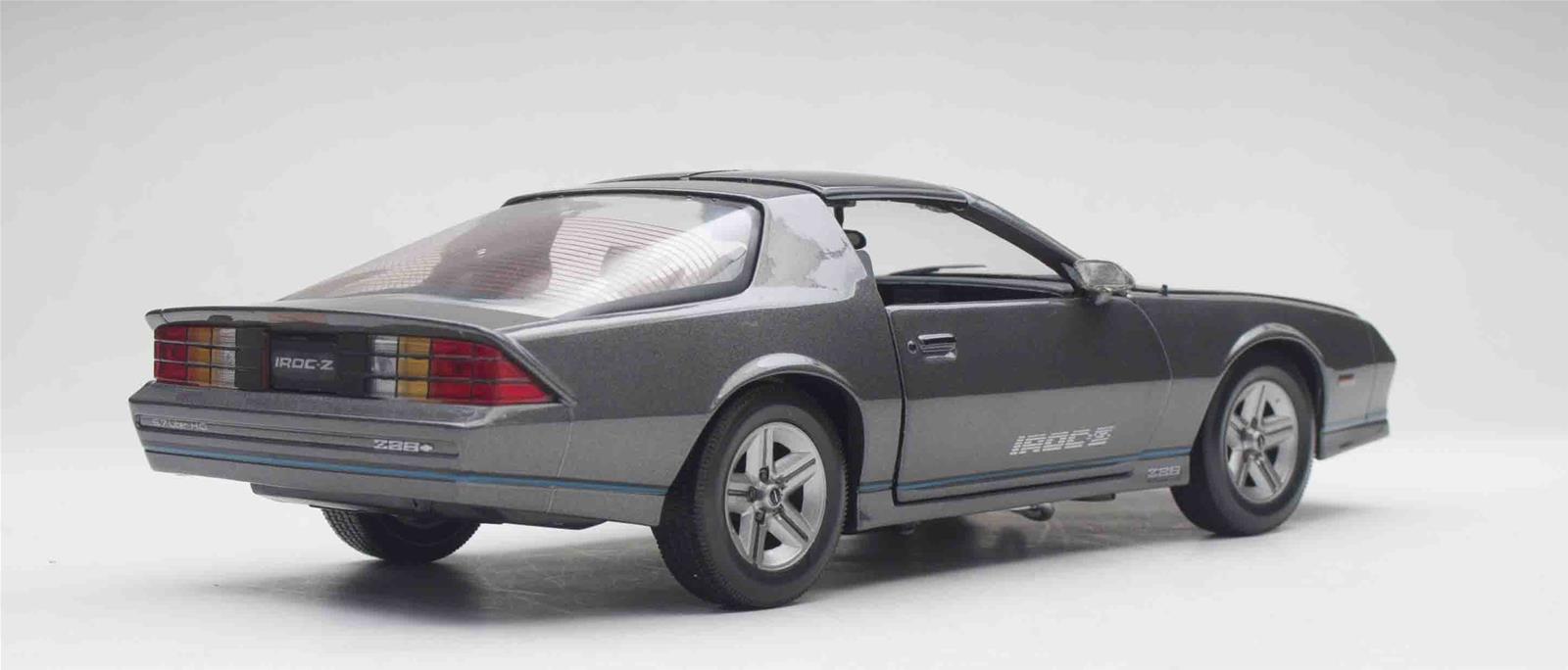 Summit Gifts SS-1944 1:18 Scale 1985 Chevrolet Camaro IROC-Z