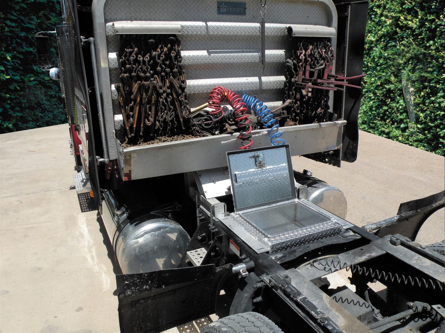 Semi truck store catwalk tool box