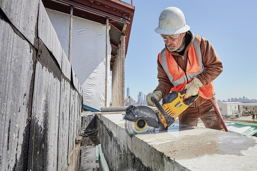 Dewalt DCS690X2 Dewalt FLEXVOLT 60 V MAX 9 in. Cut-Off Saws