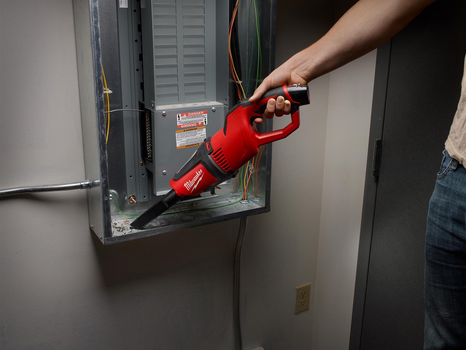 Milwaukee Tool 085020 Milwaukee M12 Compact Vacuum Cleaners Summit