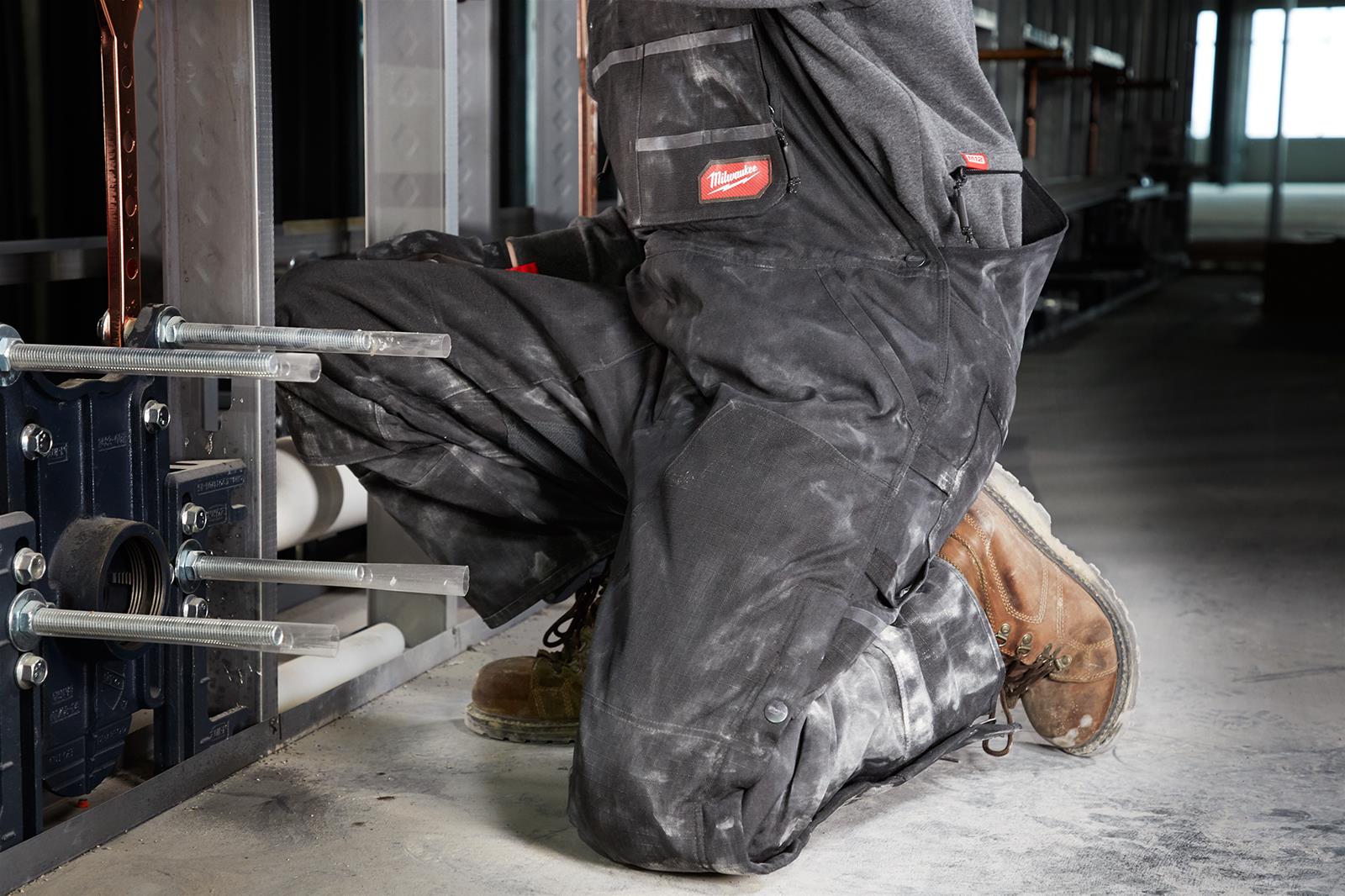 Milwaukee Tool 261B-XLR Milwaukee GRIDIRON Zip-to-Thigh Bib