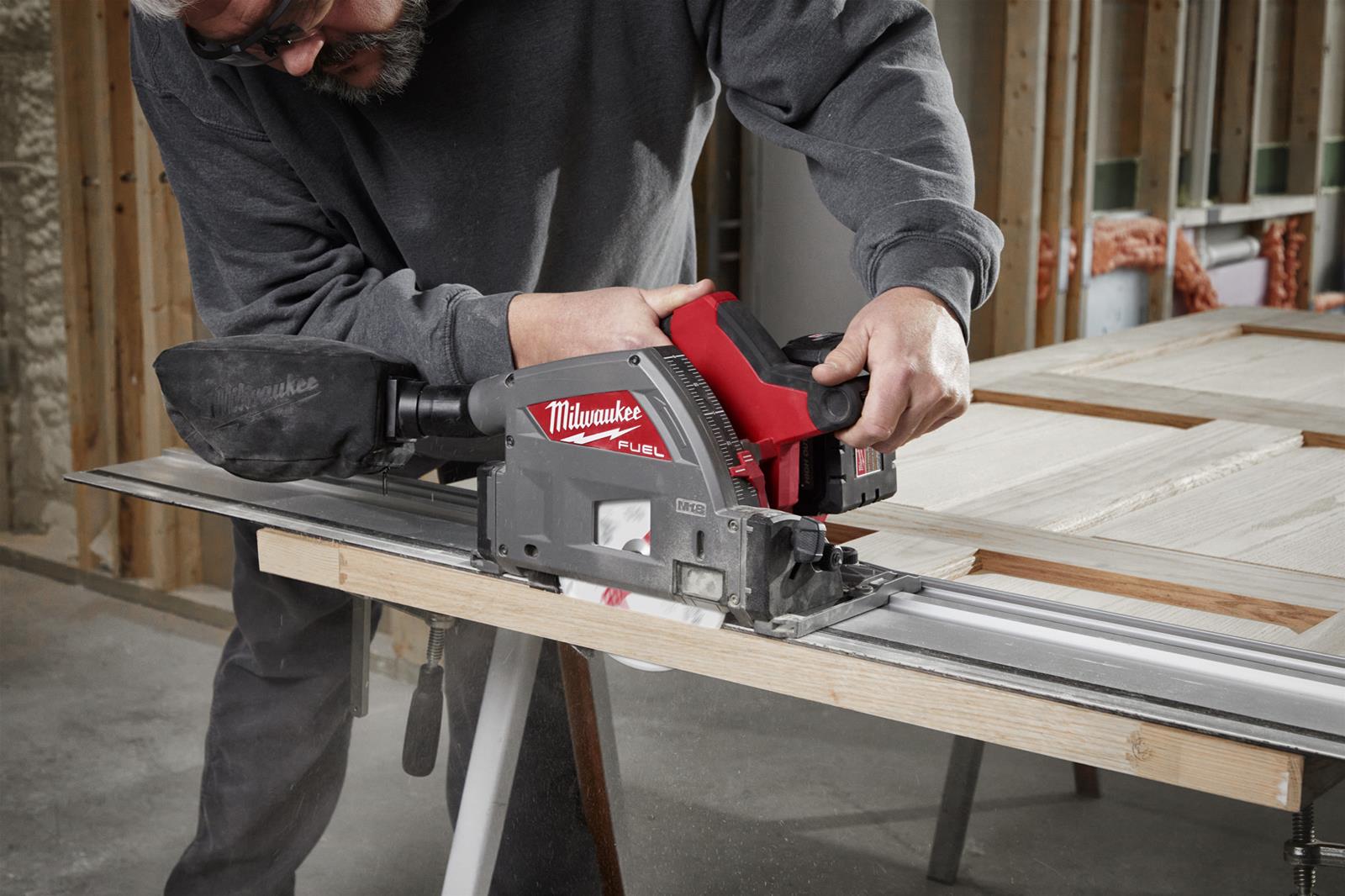 Milwaukee Tool 48080572 Milwaukee M18 FUEL 61/2 in. Plunge Track Saw