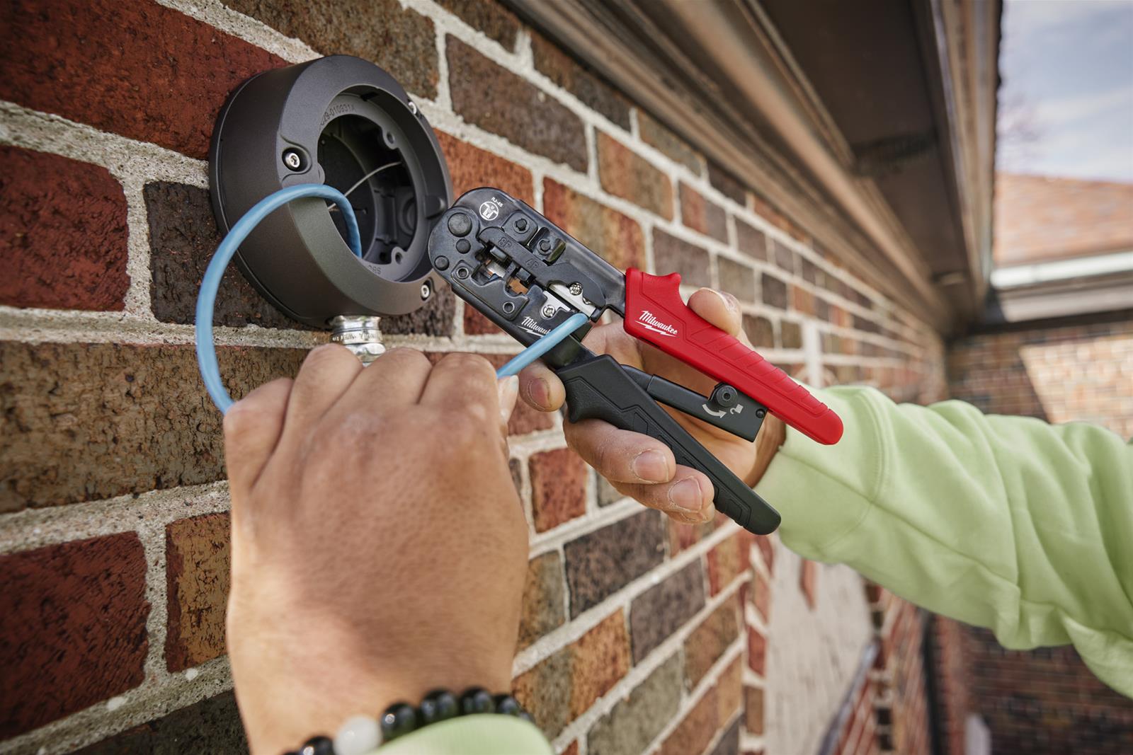 Milwaukee Tool 48223074 Milwaukee Ratcheting PassThrough Crimper