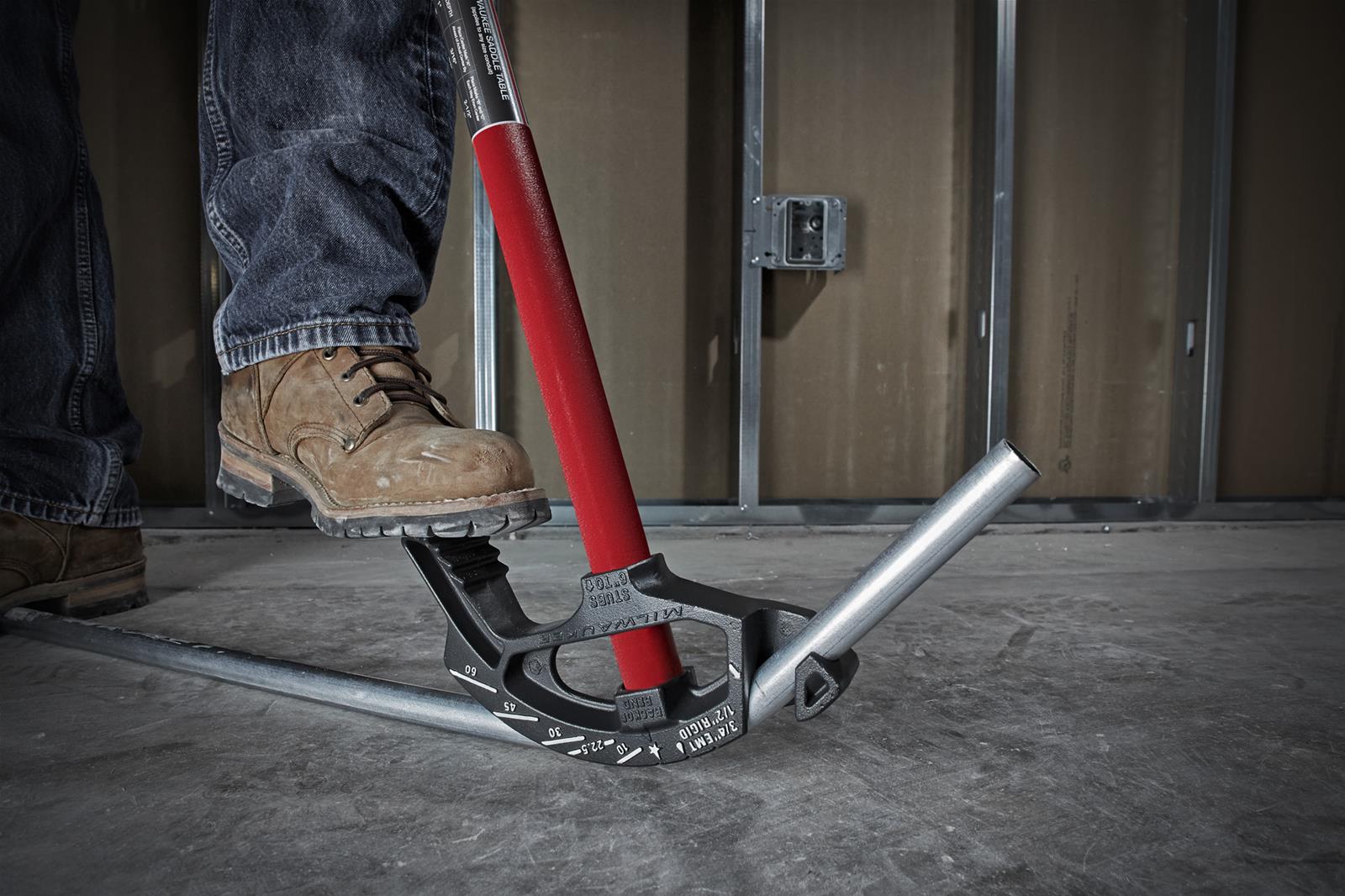 Milwaukee Tool 1/2 po. Cintreuse et poignée pour conduits en aluminium | Home Depot Canada