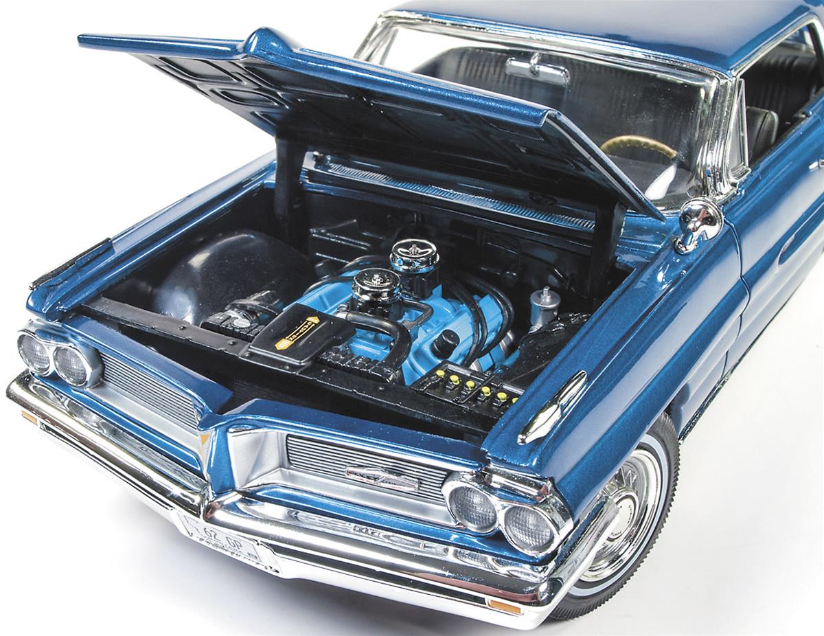 AUTO WORLD AMM1122 1:18 Scale 1962 Pontiac Grand Prix Diecast