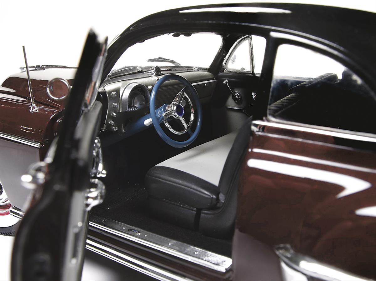 AUTO WORLD AMM1127 1:18 Scale 1950 Oldsmobile 88 Diecast Model