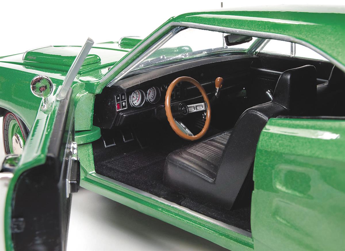 AUTO WORLD AMM1136 1:18 Scale 1969 Dodge Super Bee Hardtop Diecast