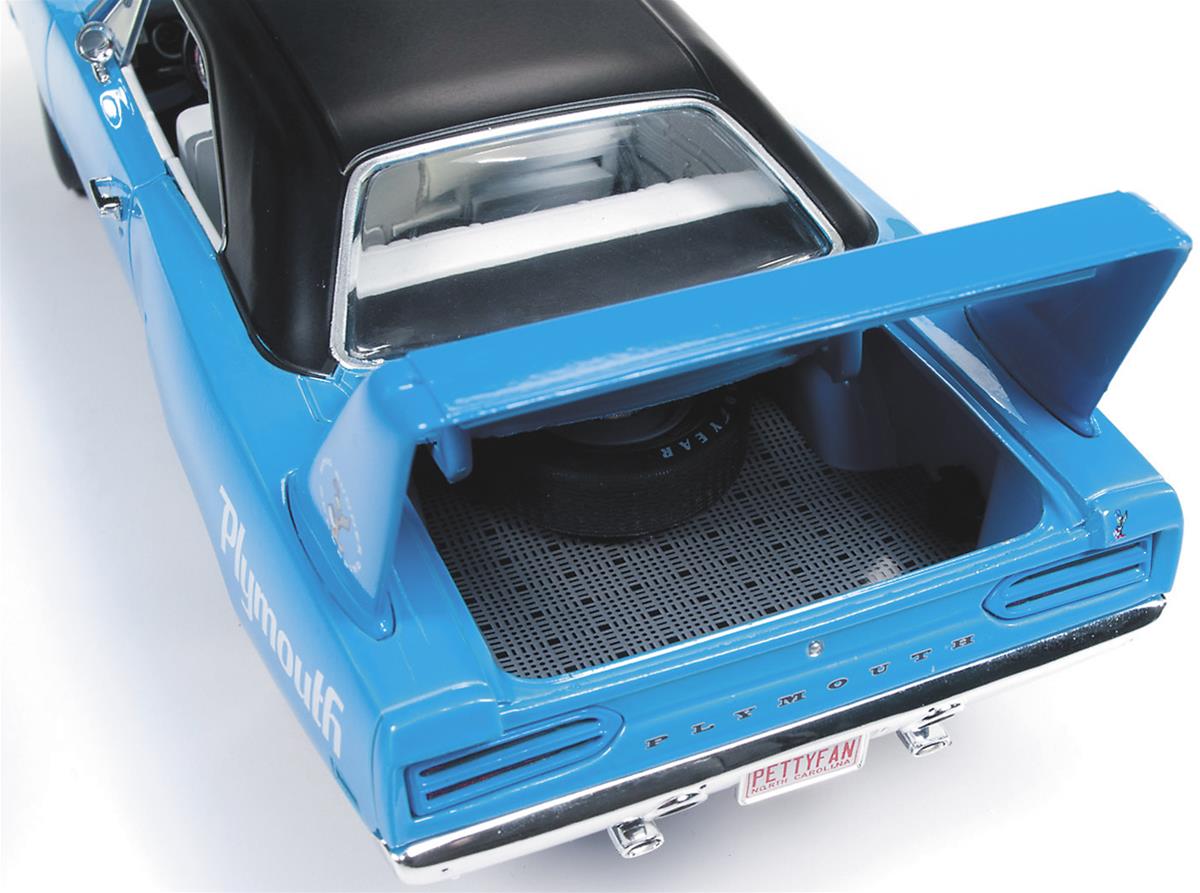 Summit Gifts AMM1137 1:18 Scale 1970 Plymouth Superbird Six Pack