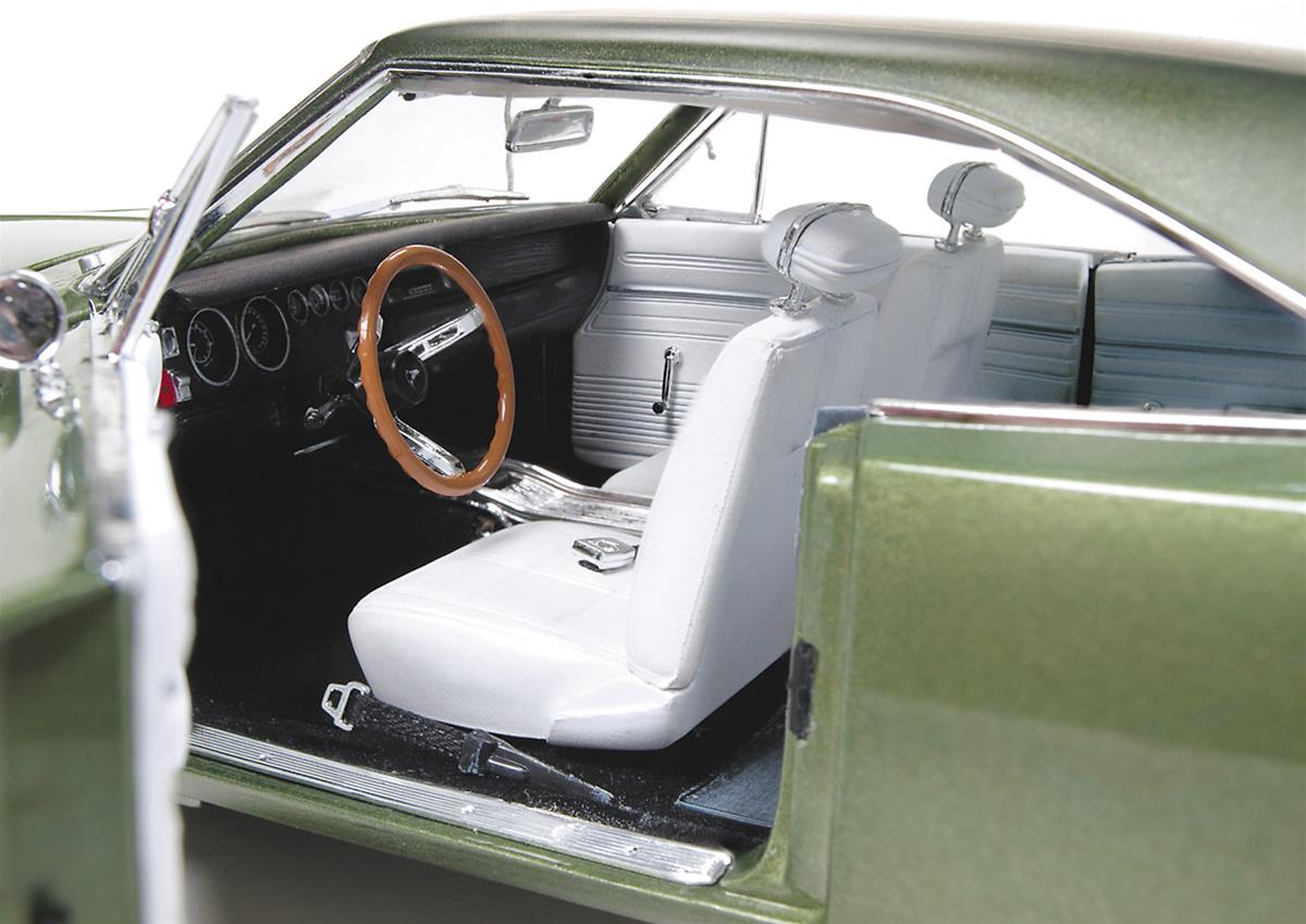AUTO WORLD AMM1140 1:18 Scale 1968 Dodge Charger R/T Diecast Model