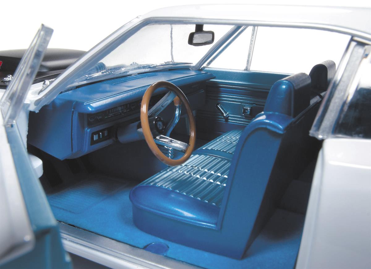 AUTO WORLD AMM1147 1:18 Scale 1969.5 Plymouth Road Runner A12