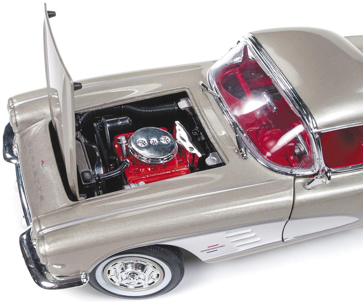 AUTO WORLD AMM1151 1:18 Scale MCACN 1961 Chevy Corvette Diecast