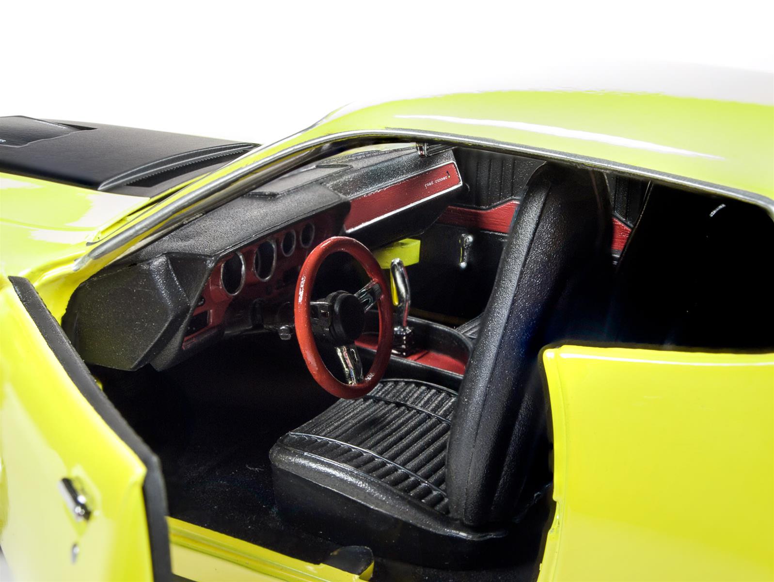 AUTO WORLD AMM1158 1:18 Scale 1971 Plymouth Road Runner 440