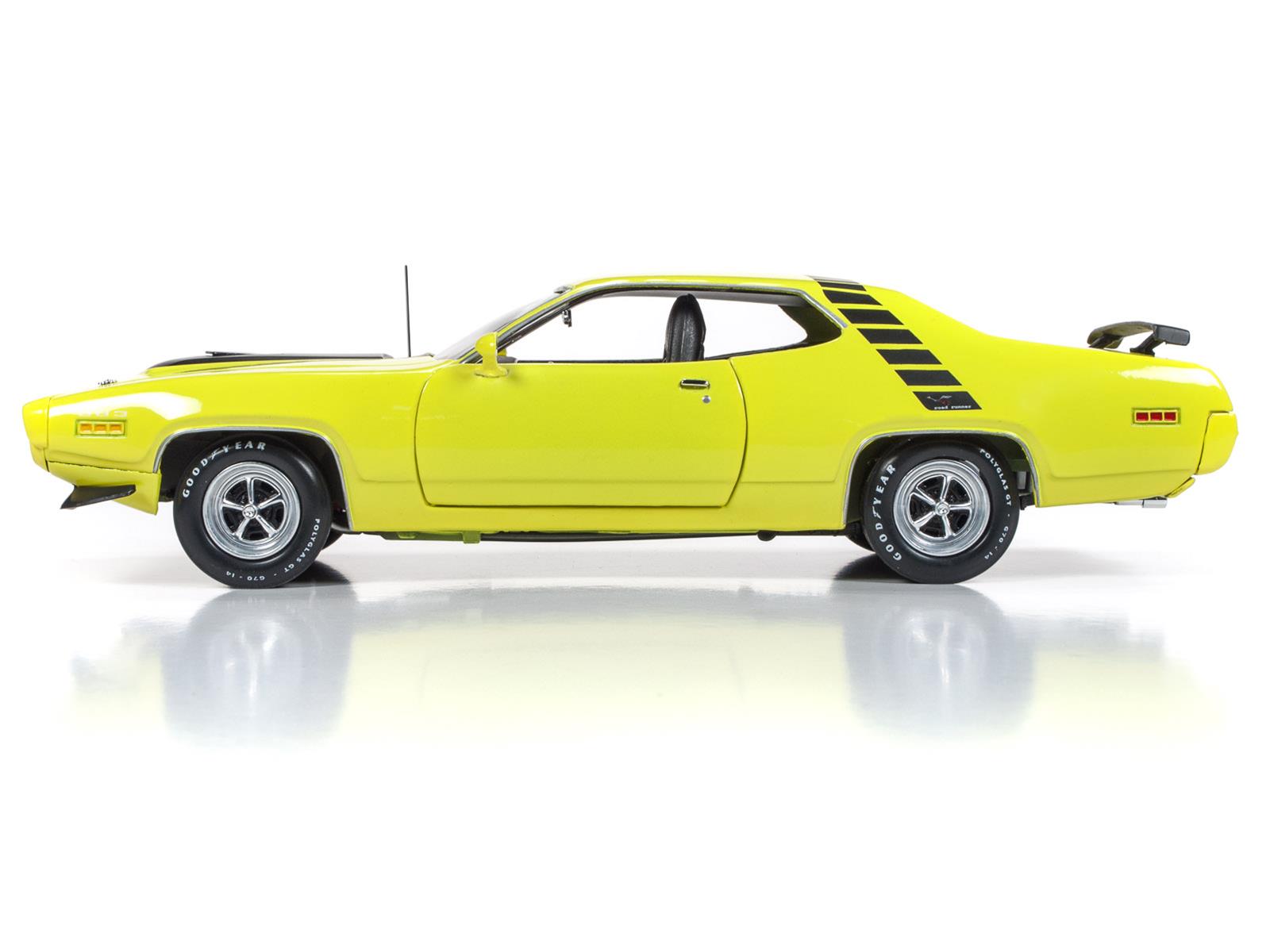 AUTO WORLD AMM1158 1:18 Scale 1971 Plymouth Road Runner 440 SIx