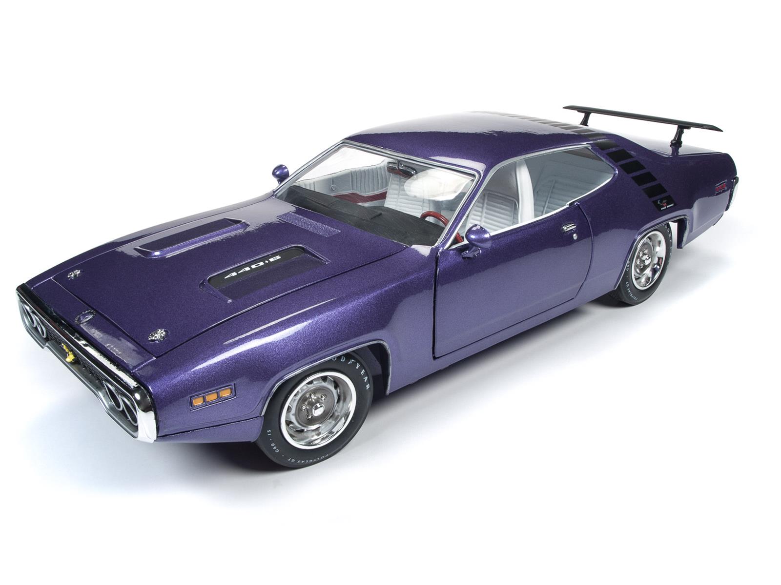 AUTO WORLD AMM1182 1:18 Scale 1971 Plymouth Roadrunner Diecast Model |  Summit Racing