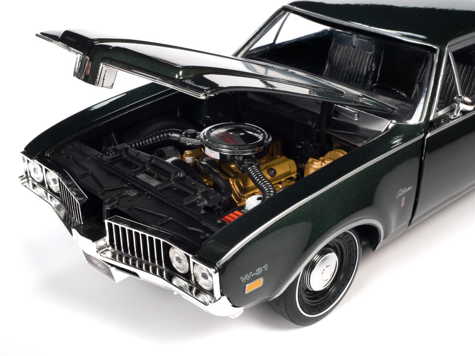 AUTO WORLD AMM1271 1:18 Scale 1969 Oldsmobile Cutlass W-31 Post