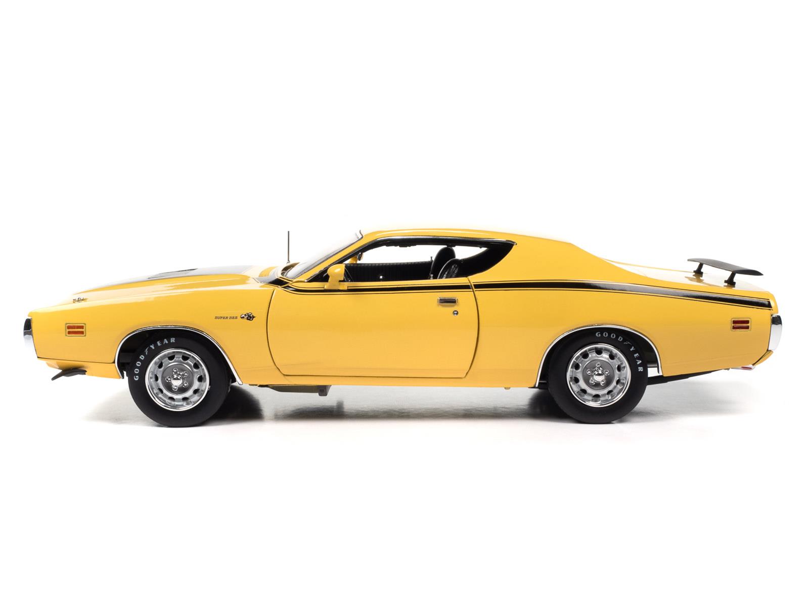 AUTO WORLD AMM1315 1:18 Scale 1971 Dodge Charger Super Bee Diecast