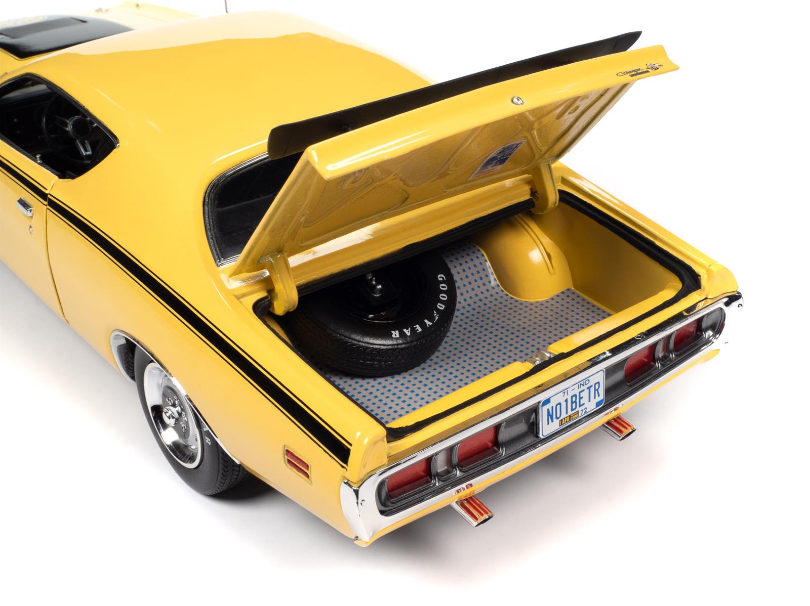 AUTO WORLD AMM1315 1:18 Scale 1971 Dodge Charger Super Bee Diecast