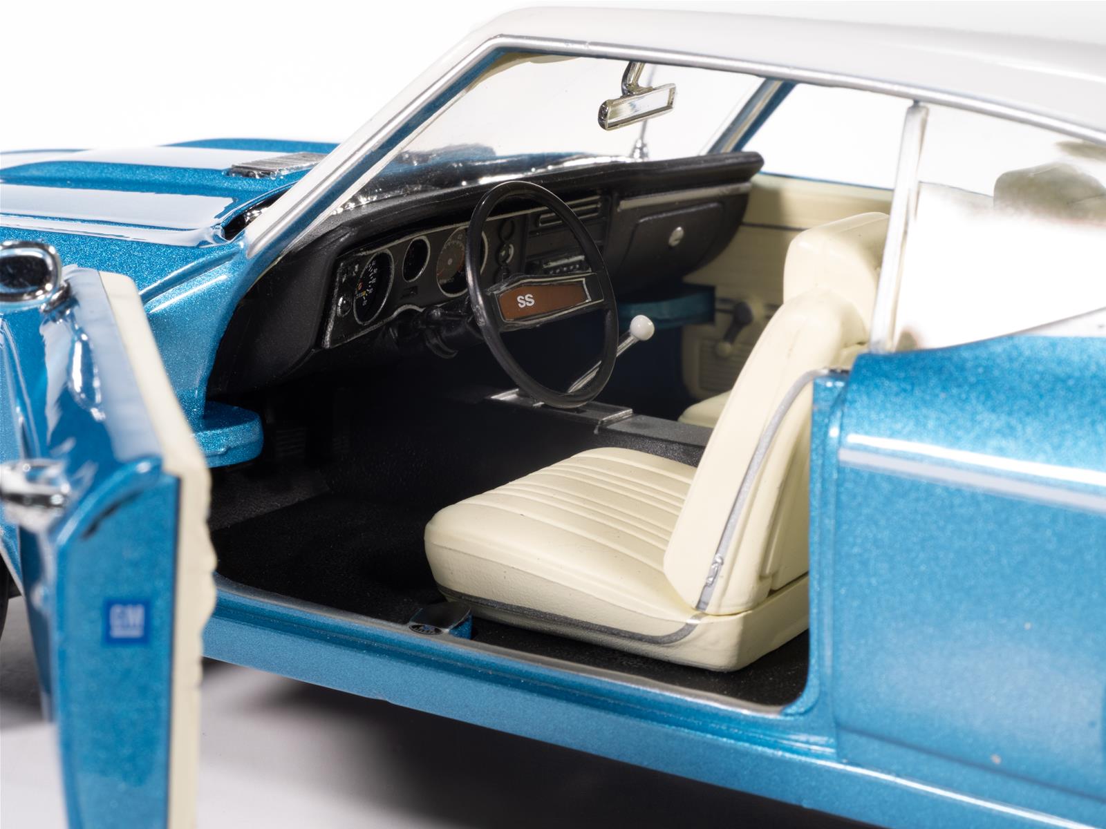 AUTO WORLD AMM1348 1:18 Scale 1969 Chevy Chevelle Hardtop Diecast