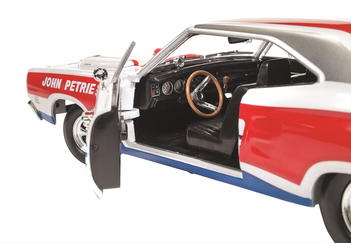 AUTO WORLD AW222 1:18 Scale John Petrie SS/E 1969 Dodge Coronet