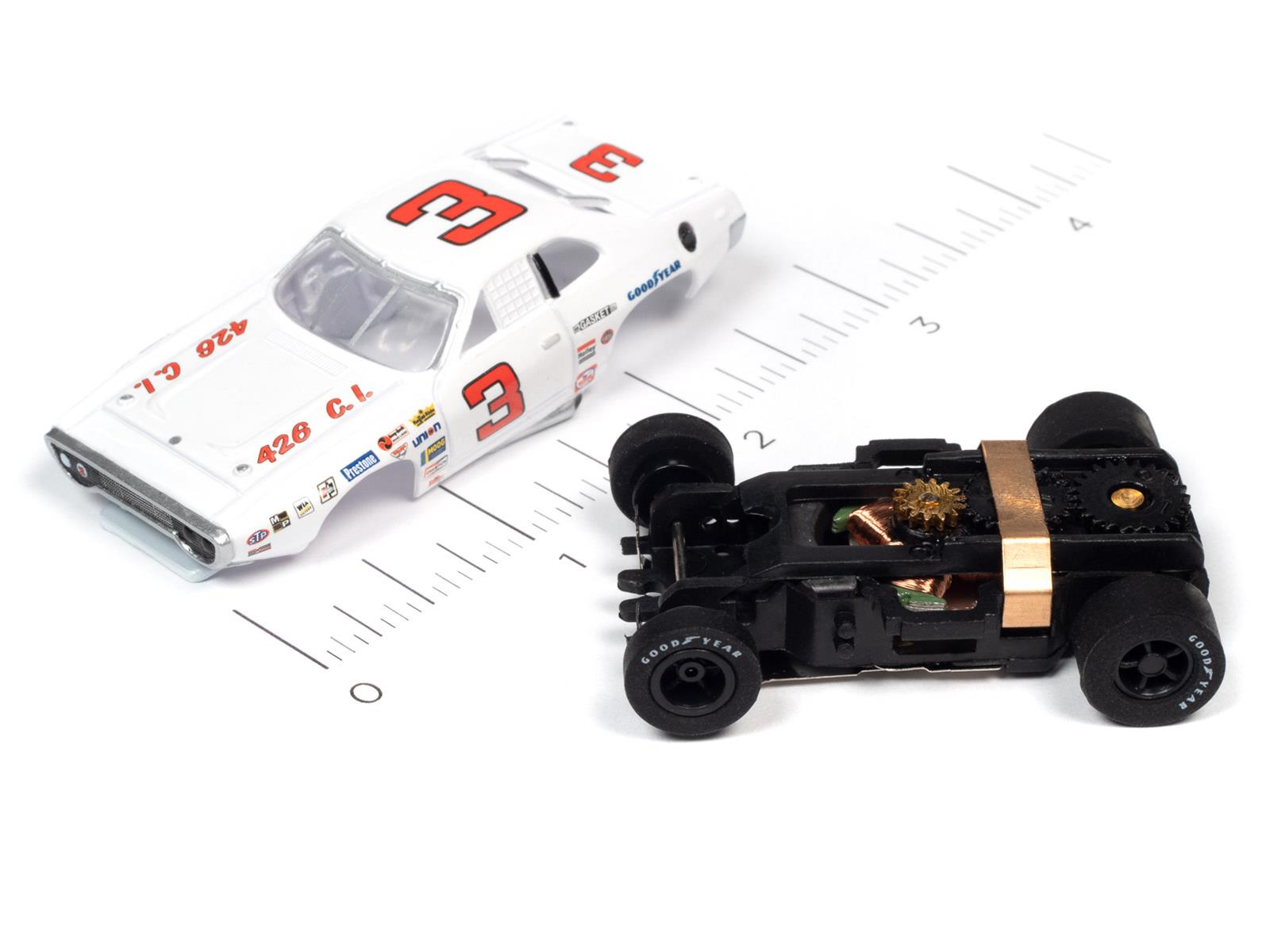 AUTO WORLD SRS345 1:64 Scale Victory 400 Slot Car Set | Summit Racing