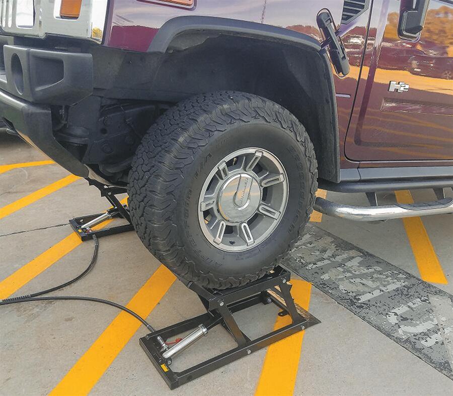 Summit Racing SUM905225 Summit Racing™ 3,000 lb. Hydraulic Lift Ramps