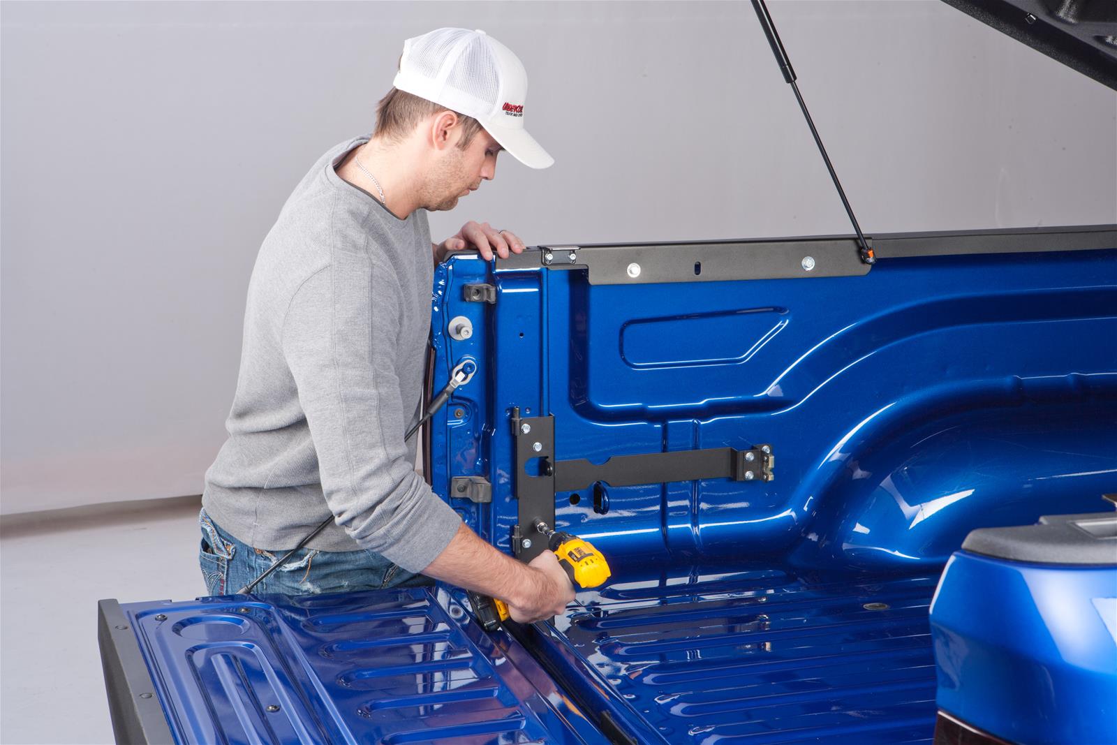 額装済/Under Cover/セバスチャン リフシッツ Amazon.com: RealTruck UnderCover SwingCase Truck Bed Storage
