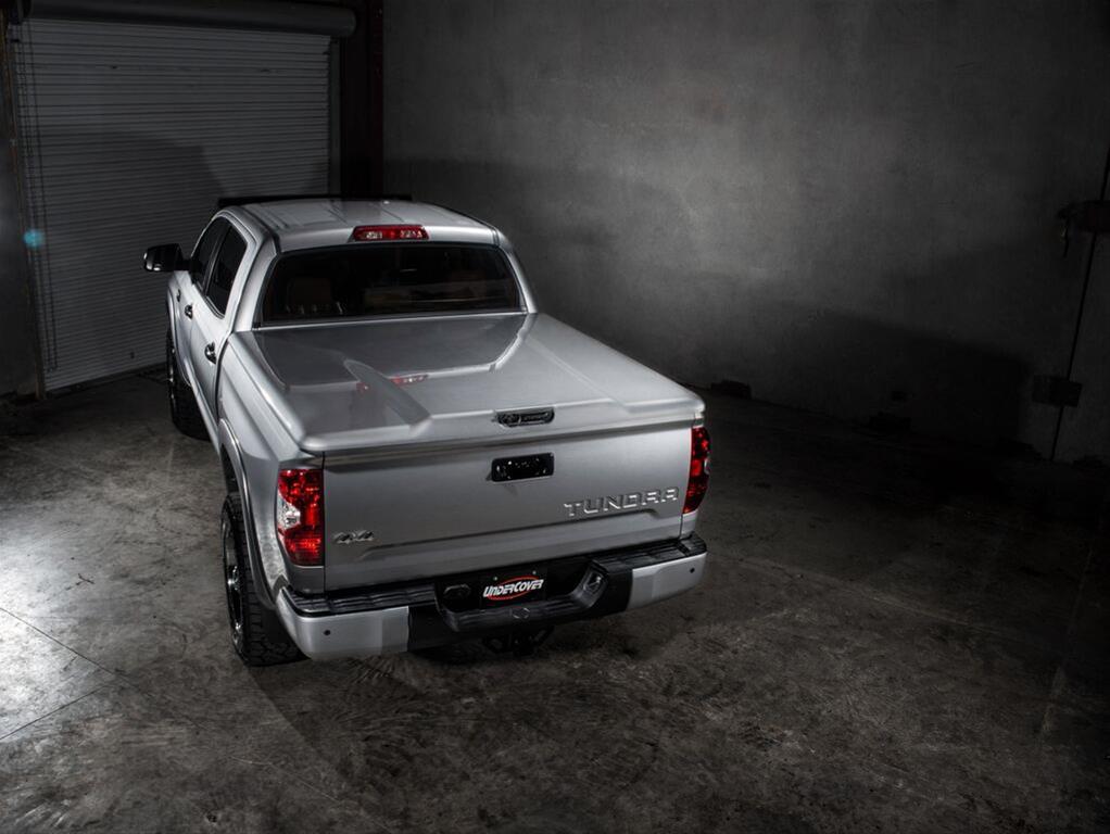 UnderCover 14-20 Toyota Tundra 5.5ft Elite LX Bed Cover - Silver Sky thumbnail 3