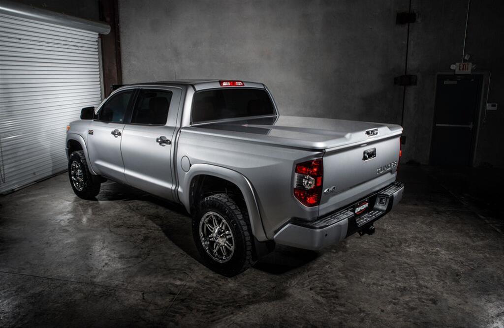 UnderCover 14-20 Toyota Tundra 5.5ft Elite LX Bed Cover - Silver Sky thumbnail 2