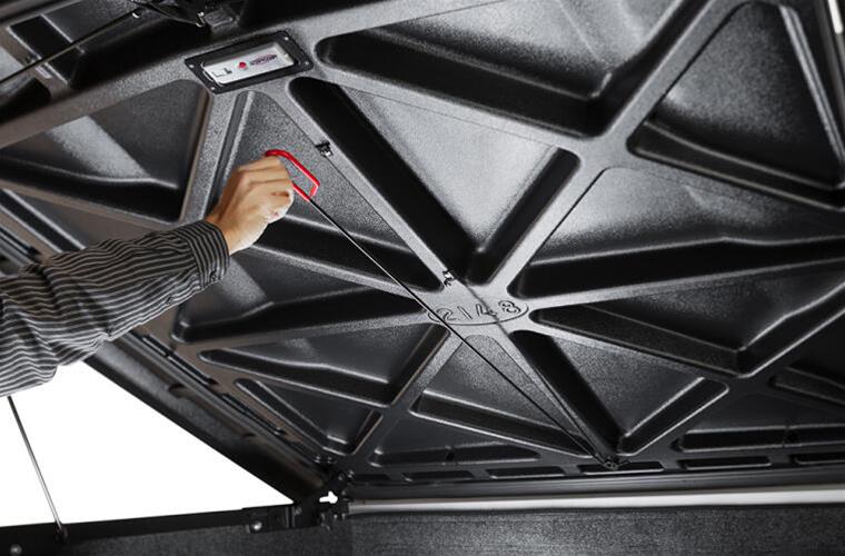 UnderCover 2022 Nissan Frontier 5ft Elite Bed Cover - Black Textured thumbnail 2