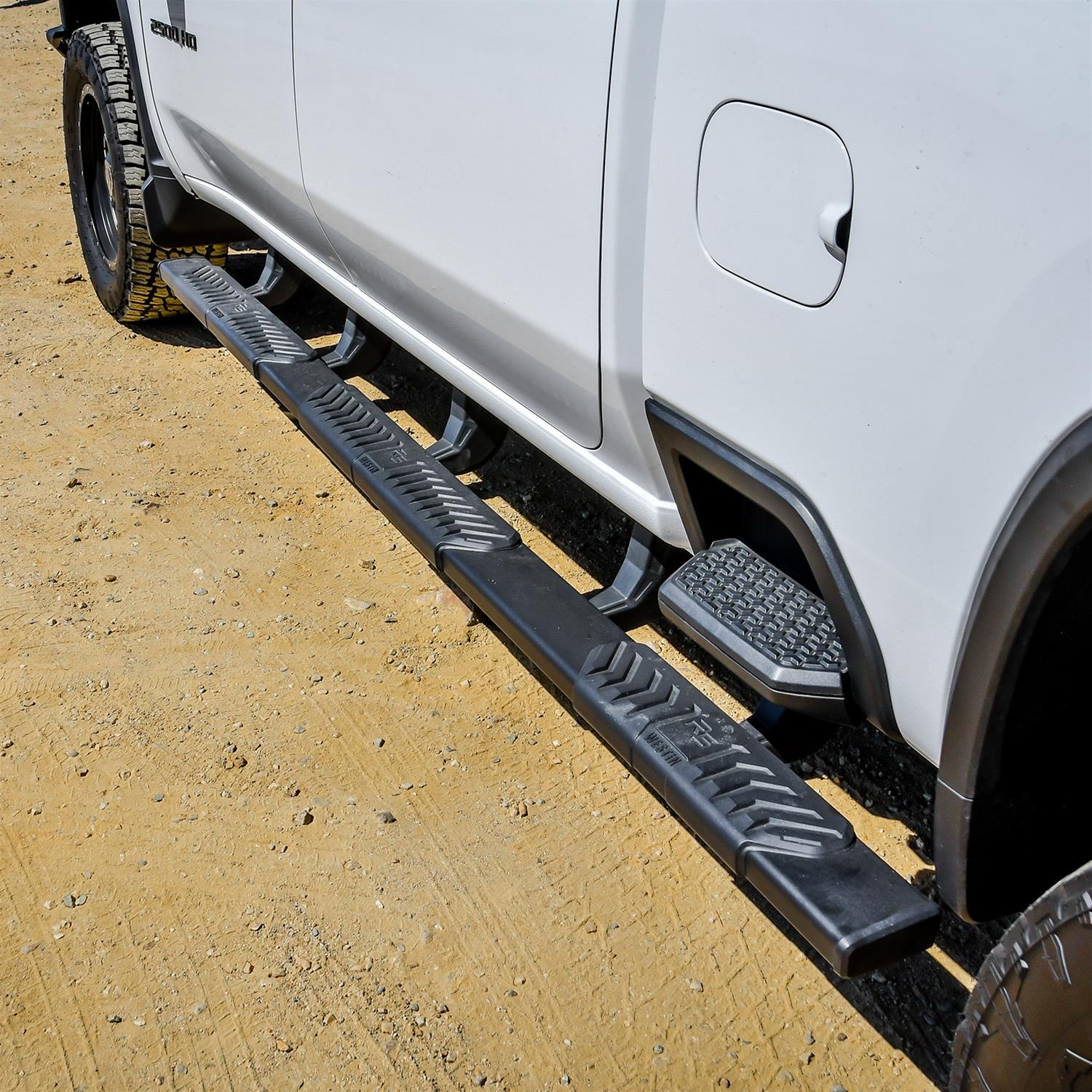 Westin 20-26 Chevy Silverado 2500 Crew Cab (6.5ft Bed) R5 M-Series XD W2W Nerf Bars - Textured Black thumbnail 4
